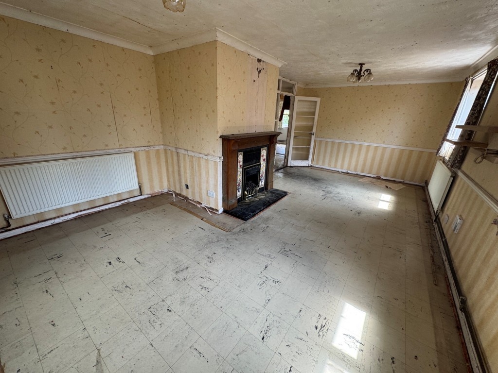 Lot: 71 - WATER DAMAGED DETACHED BUNGALOW - Alternative view of Living room